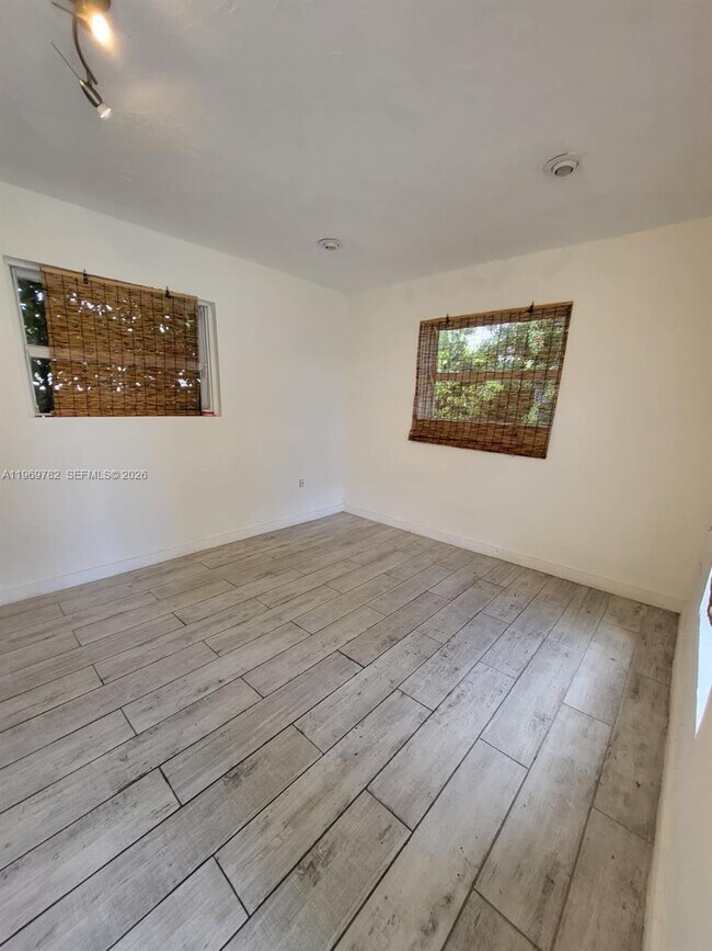 Building Photo - 1998 NE 135th St