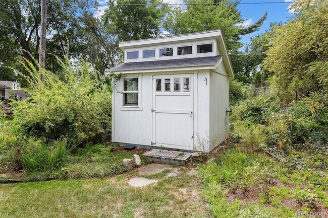 Building Photo - 6552 Orion Rd