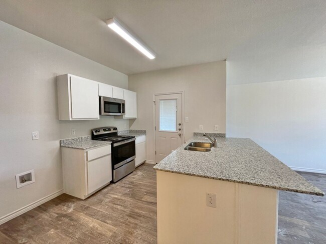Building Photo - 1712 Clovis Dr