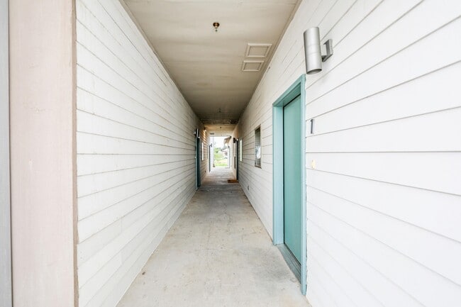 Building Photo - 1511 Don Camilo Blvd