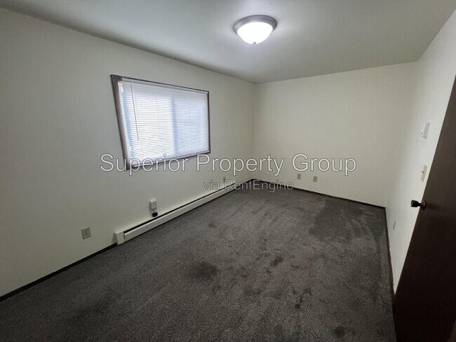 Building Photo - 714 N Oak St