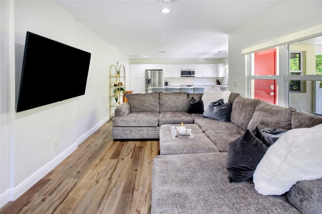 Building Photo - 211 SE 16th Ave