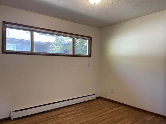 Building Photo - 2 Bedroom / 1 Bathroom Ground-Floor Apartment on SE Gladstone