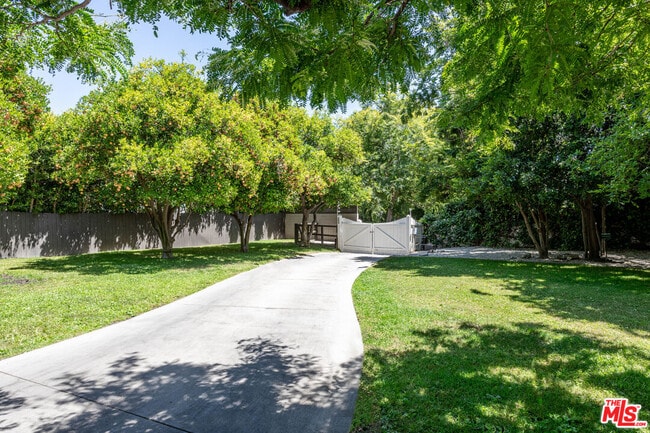 Building Photo - 4537 Agnes Ave