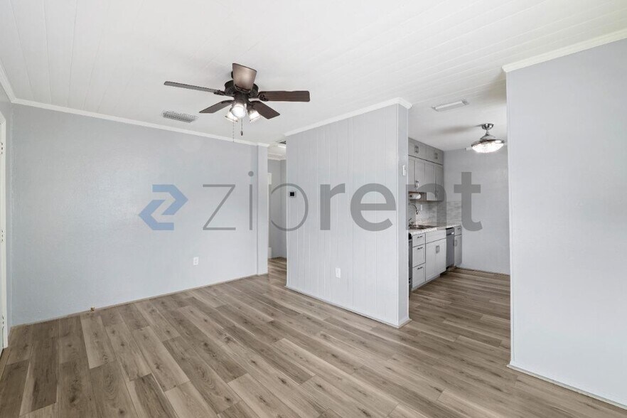 Building Photo - Unit