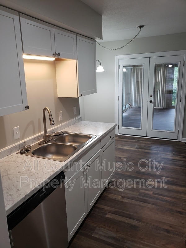 Building Photo - 553 Owendale Dr