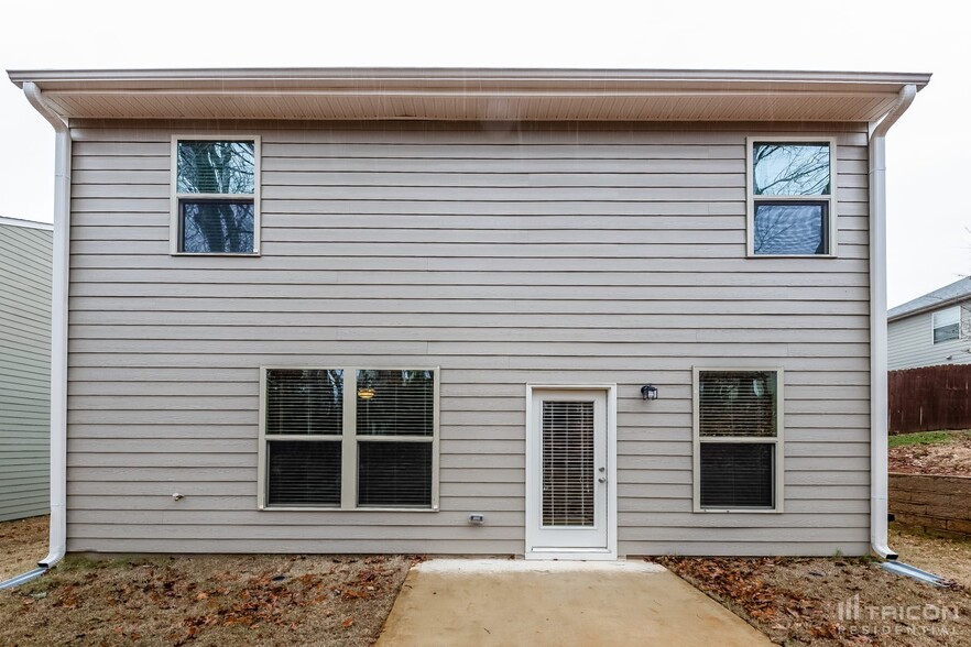Building Photo - 216 Stillwood Dr