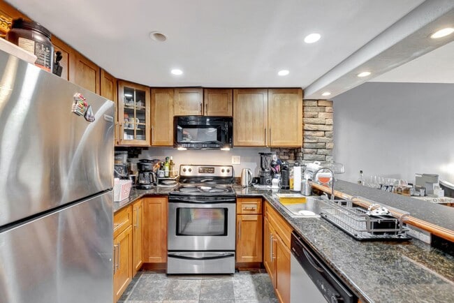 Building Photo - 3004 NE 5th Terrace