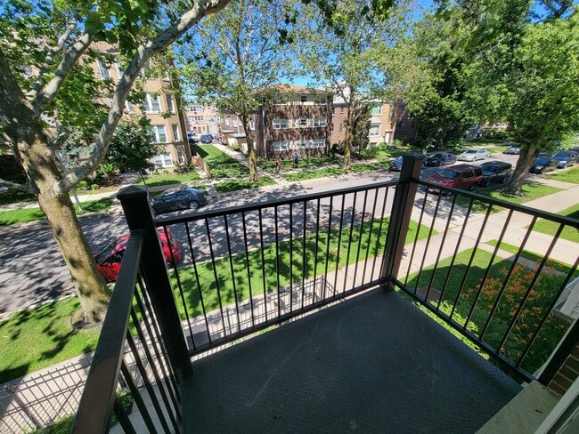 Building Photo - 7411 N Claremont Ave
