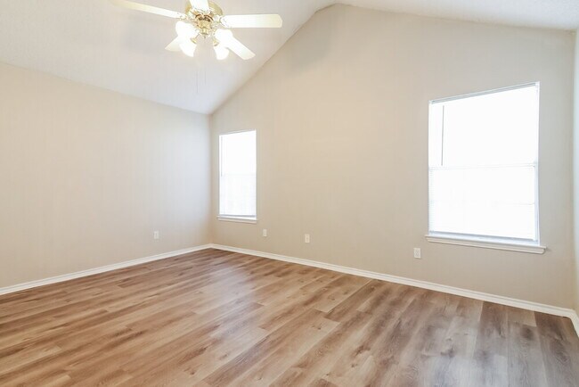 Building Photo - 2310 Summit Dr