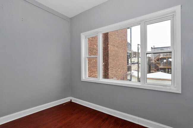 Building Photo - 2642 W Potomac Ave