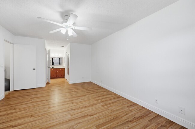 Building Photo - 301 Lakewood Dr