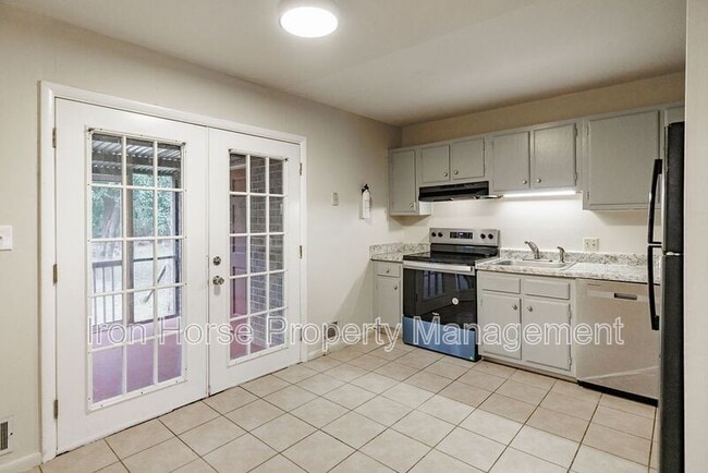 Building Photo - 160 Jockey Club Dr