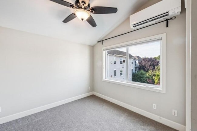 Building Photo - 3 bedroom in Seattle WA 98199