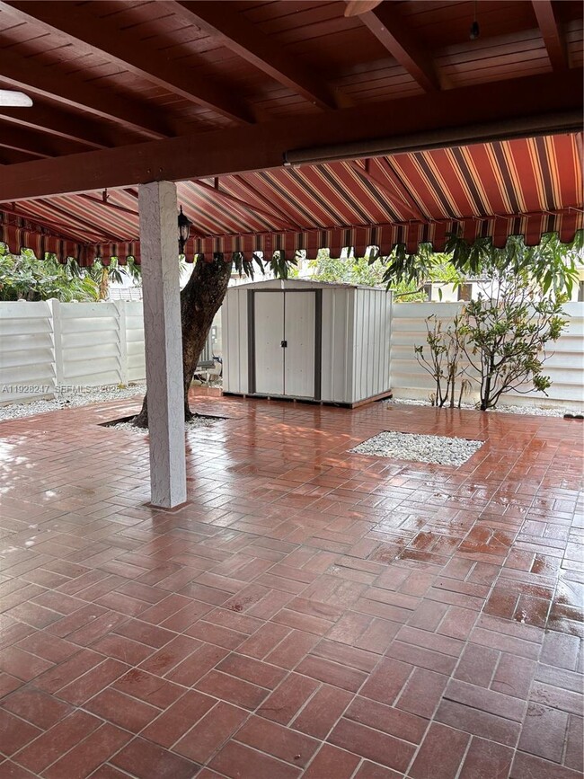 Building Photo - 7417 Twin Sabal Dr