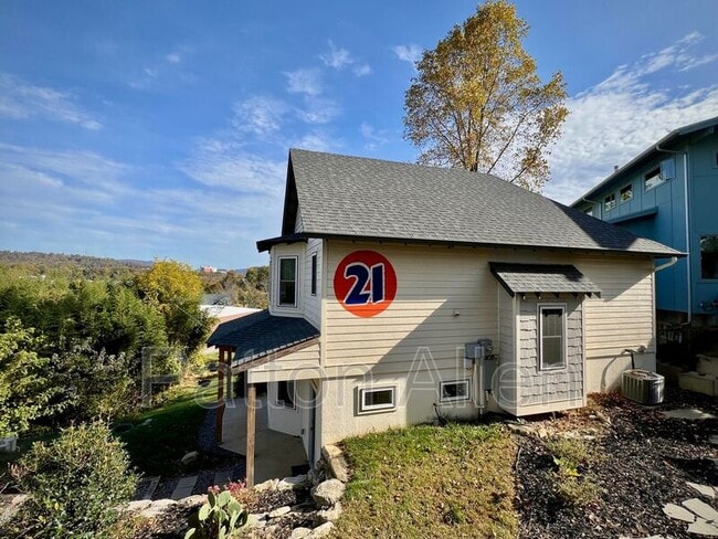 Building Photo - 21 Toxaway St