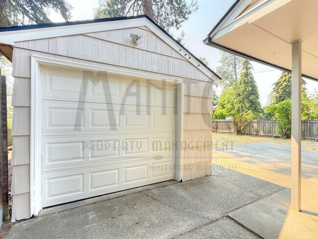 Building Photo - 1324 E 43rd Ave