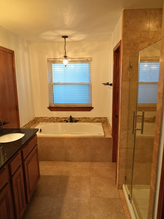 Building Photo - 3505 Crescent Ct