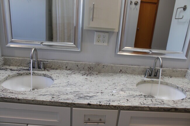 Building Photo - 5039 W Clayton Rd