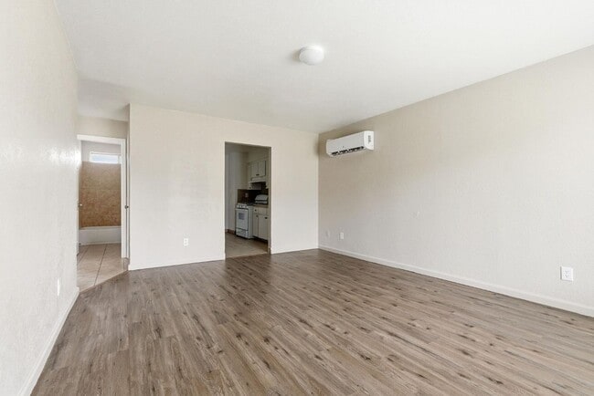 Building Photo - 616 S Irwin St