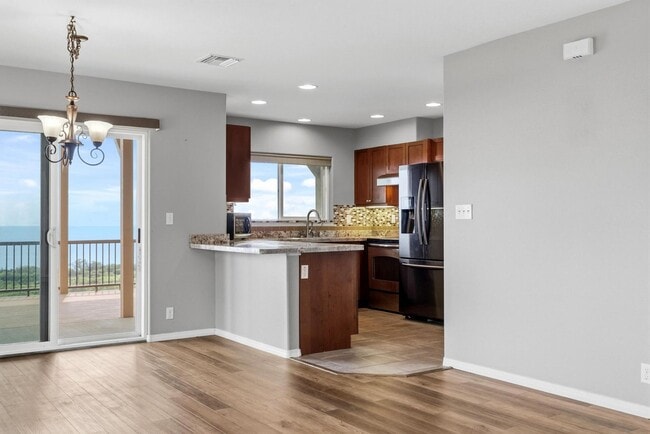 Building Photo - 4 bedroom, 2.5 bath with sweeping coastline views!