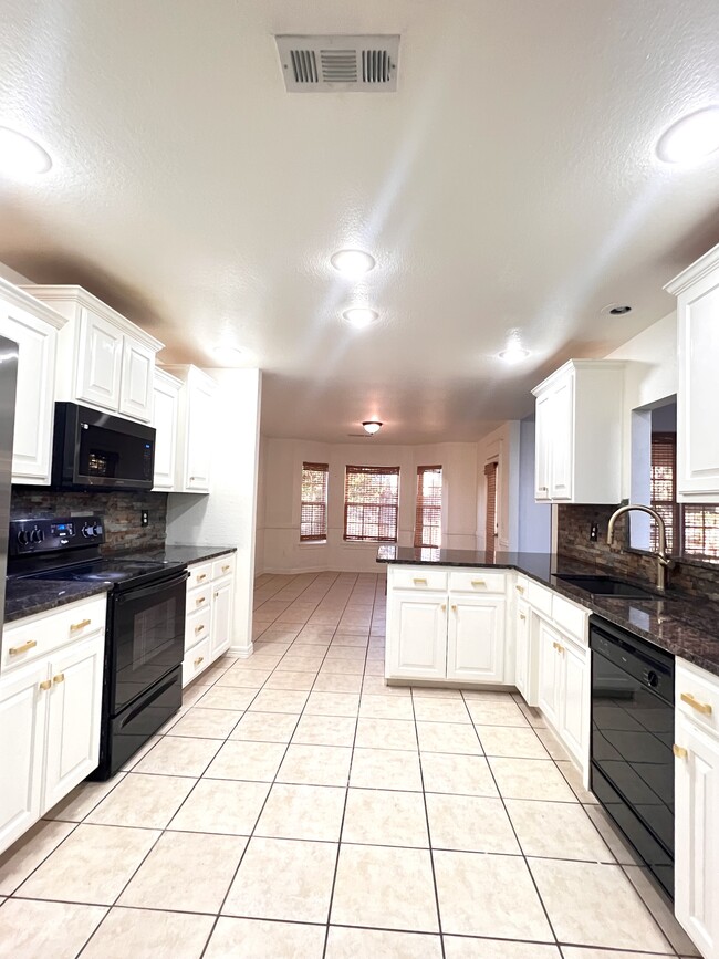 Kitchen + Dinning - 5715 W Stoney Creek Dr