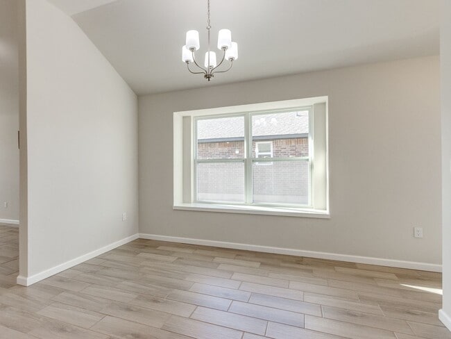 Building Photo - MUST SEE!!