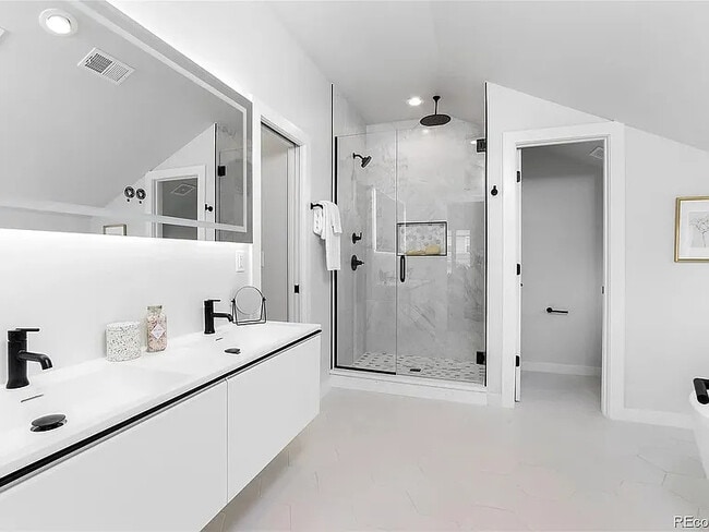 Building Photo - 2458 Chase St