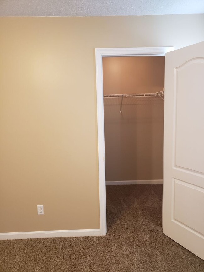Building Photo - Rent Ready in New Market