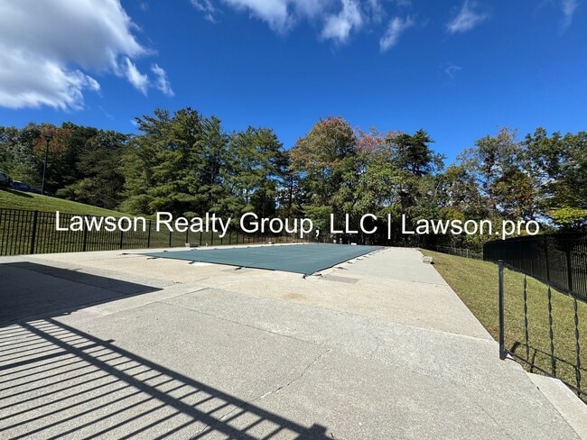 Building Photo - Two Bedroom Condo w/ Updated Kitchen in Hu...