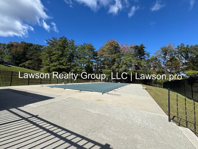 Building Photo - Two Bedroom Condo w/ Updated Kitchen in Hunting Hills