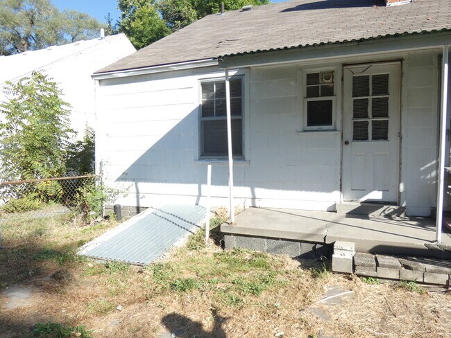 Building Photo - Beautiful Duplex in North Kansas City!
