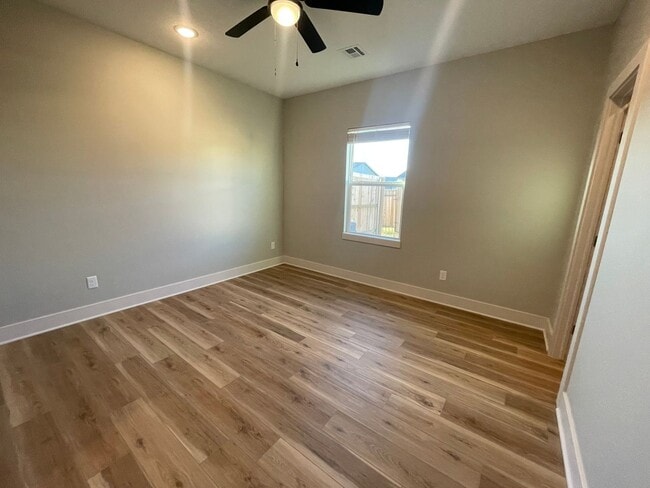 Building Photo - 1823/25 Hickory Creek