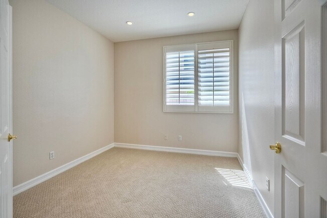 Building Photo - 4Bed/3Bath Carlsbad Home with Office  & Lo...