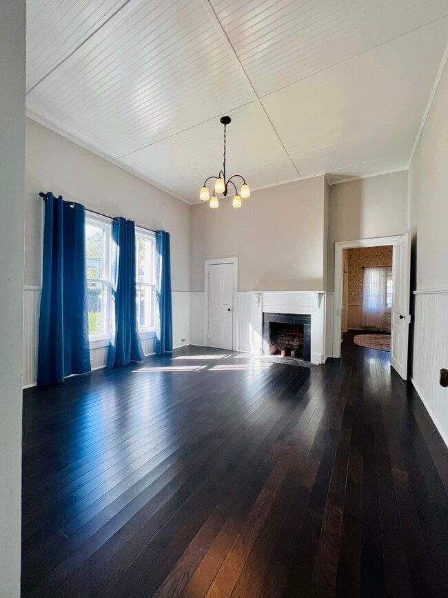 Building Photo - Charming home, gourmet kitchen, and large ...