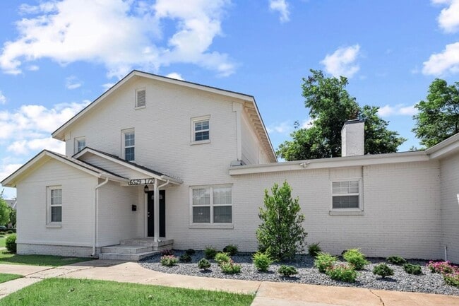 Primary Photo - A modern revival of classic architecture, this Nichols Hills residence has been meticulously rebu...
