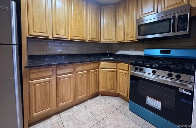 Building Photo - 590 E 178th St