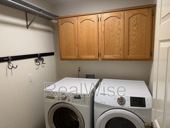 Building Photo - 1267 SW Ironwood Dr
