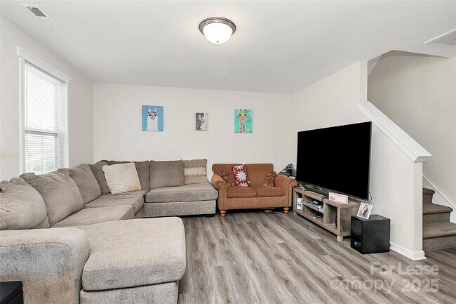 Building Photo - 409 Kickapoo Ave