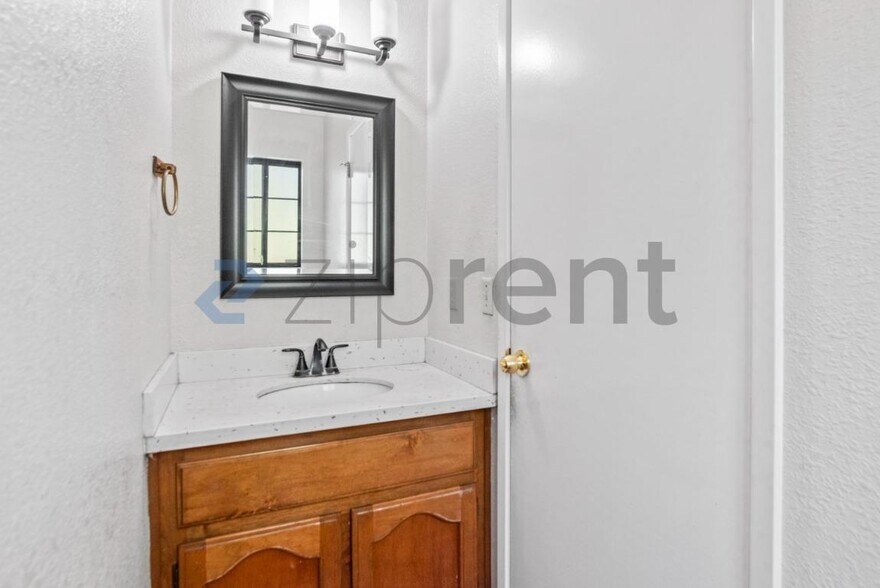 Building Photo - Unit
