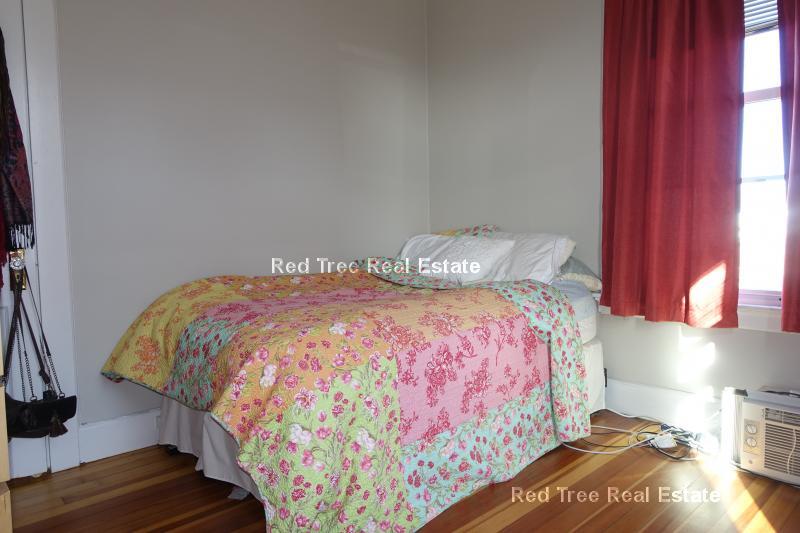 Building Photo - 554 E 4th St