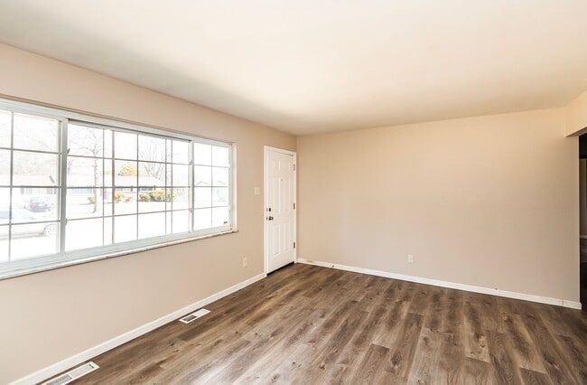 Building Photo - Lovely 3 Bedroom 2 Bathroom Home