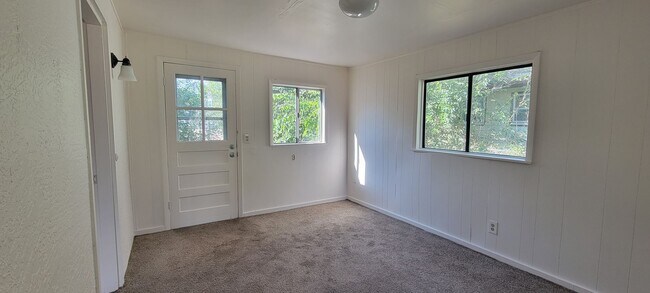 Building Photo - 3 Bedroom 1 Bath Home