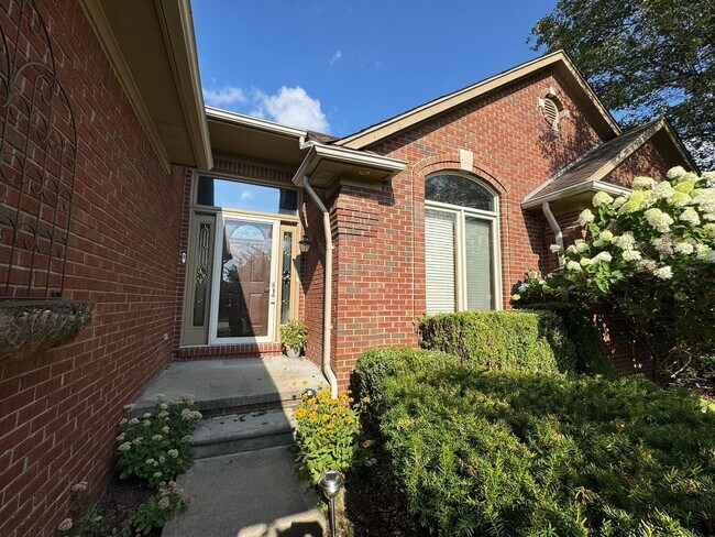 Building Photo - Beautiful 4 bedroom, 3 bath home in Macomb!