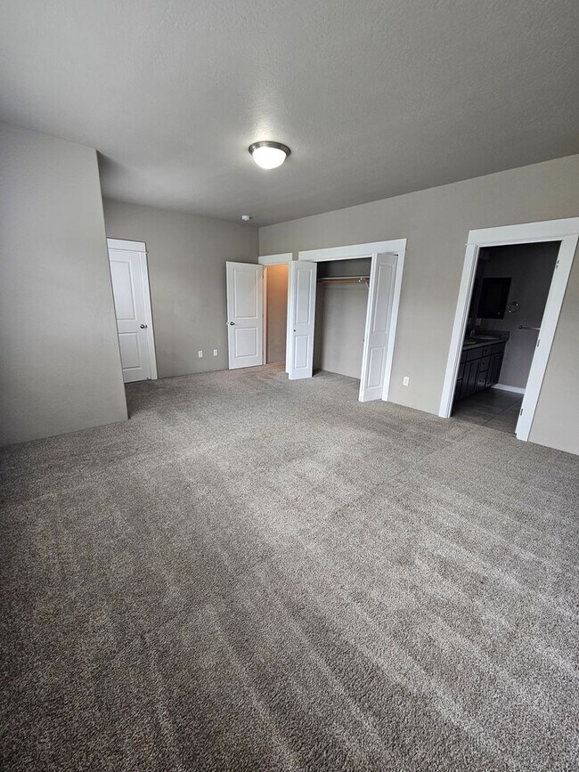 Building Photo - Beautiful Townhome in East Medford