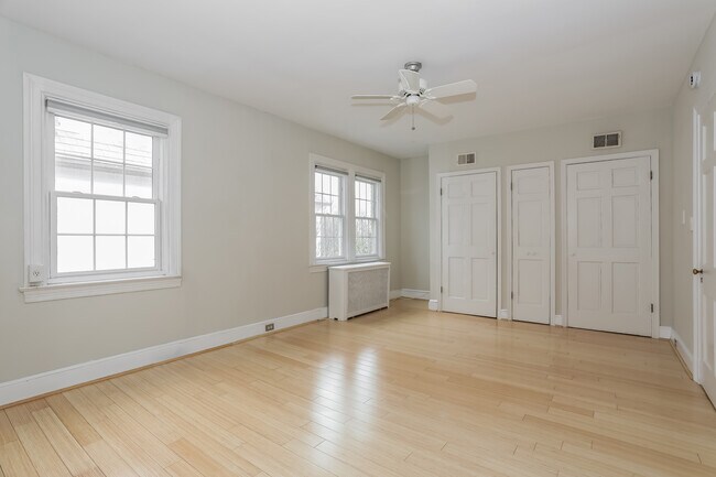 Building Photo - 2927 Cathedral Ave NW