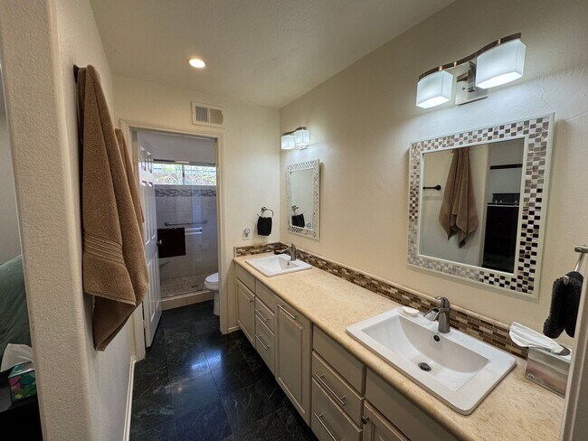 Building Photo - 2 Bedroom - 2 Bathroom single level
