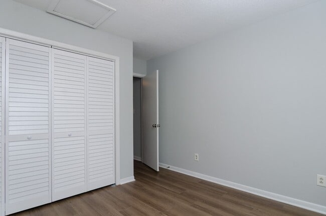 Building Photo - 818 Varsity Dr