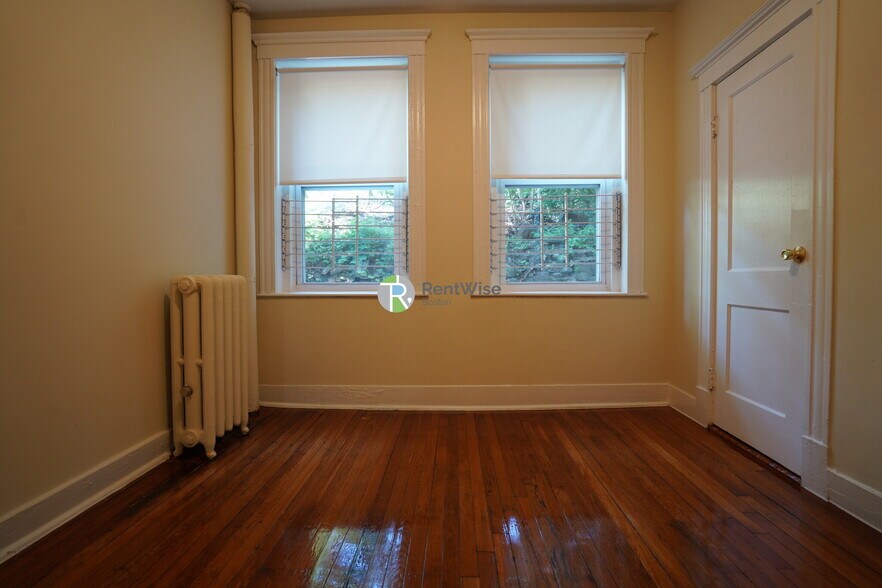 Building Photo - 161 Kelton St