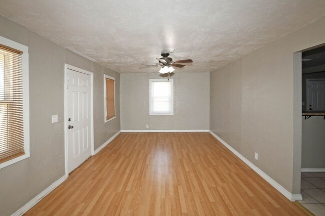 Building Photo - Great 3/2 in Southlawn